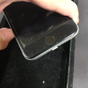 iPhoneSE2　充電器先端　折れた　詰まった　故障。