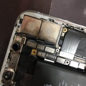 iPhoneX　他店修理　耐水テープなし　内部急速劣化