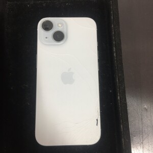 iPhone15　アスファルトに落として背面ガラス割れに。