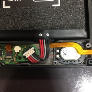 任天堂Switch旧型　バッテリーコネクター埃まみれ