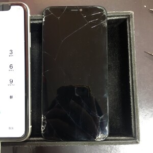 iPhone11　香港版　画面割れ放置で画面暴走故障　即日修理