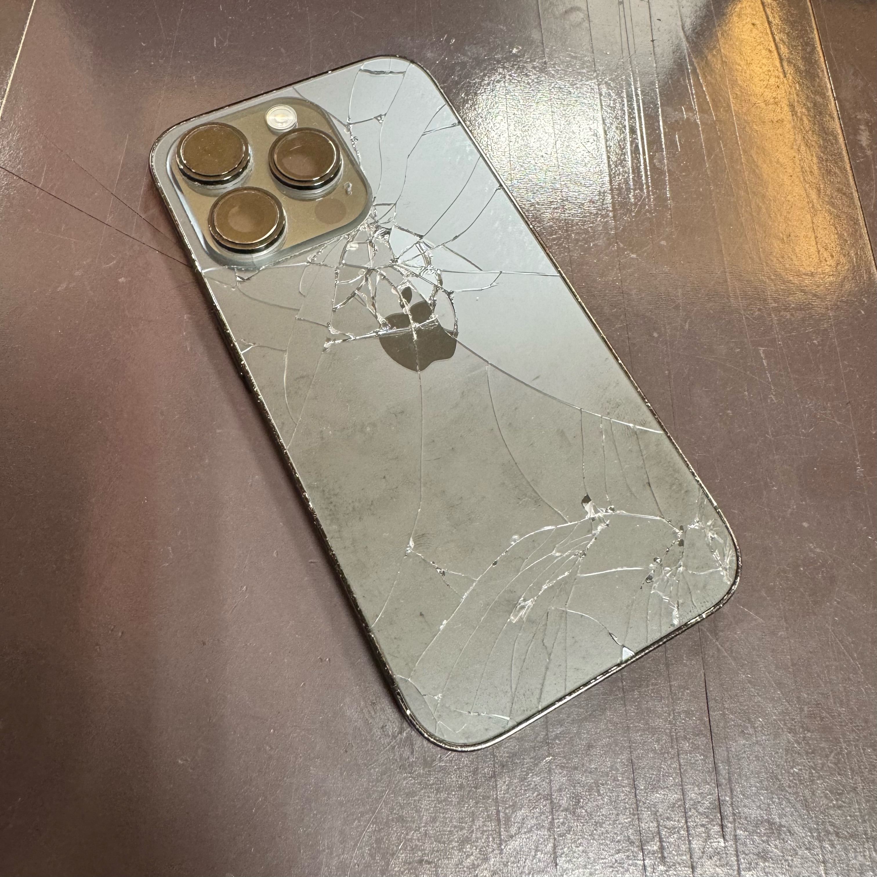 iPhone　背面ガラス割れ　修理京都