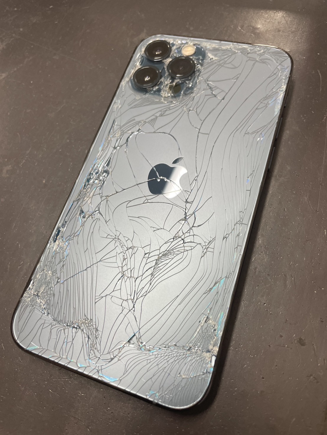 京都エリア　iPhone背面ガラス割れ修理